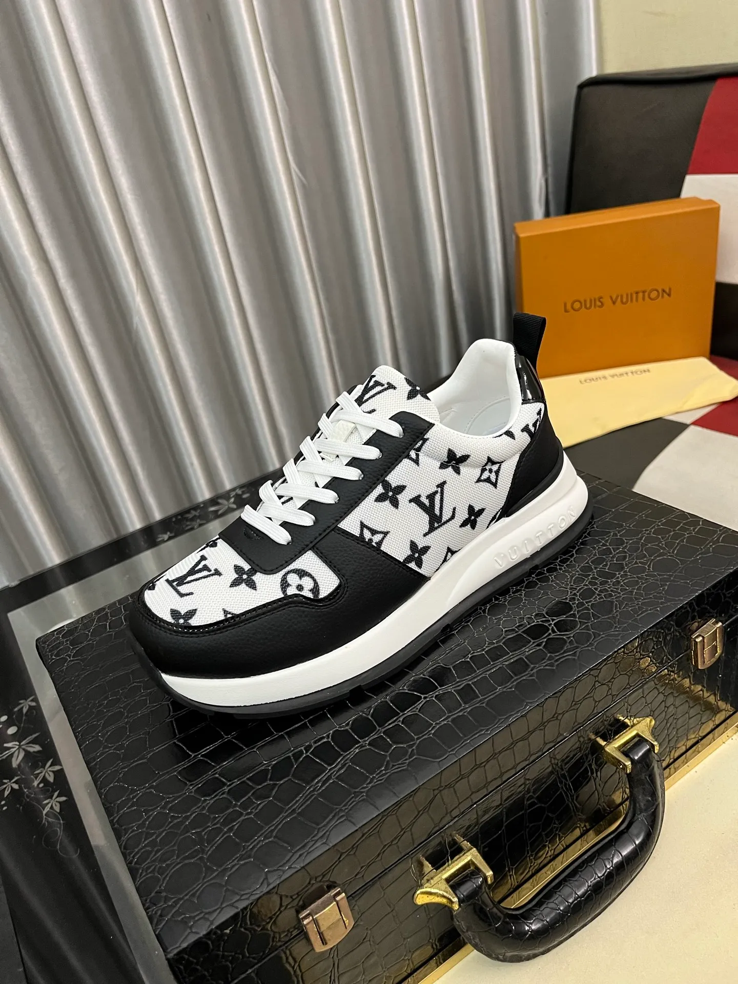 Men's men's shoes💰458⌚️⌚️ Loui* Vuitto* - Louis ** donkey's new color men's trainer sneakers, this LV Trainer sneaker is made of calfskin and breathable mesh, showing pure colors, the #54 logo on the back traces the brand's birth in 1854, the designer's handwritten brand logo embellishes one side, virgil Designed by abloh himself, it is a very commemorative sneaker. The new LV Louis Vuitton loui* vuitto* trainer sneaker low casual sports culture versatile basketball sneaker. Size: 38-444️⃣Colors available